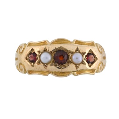 Lot 470 - A late Victorian gold garnet and pearl ring, AF