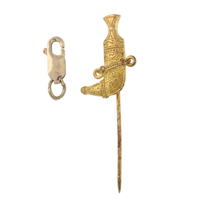 Lot 529 - An Kukri knife tie pin together with a 9ct gold loose clasp