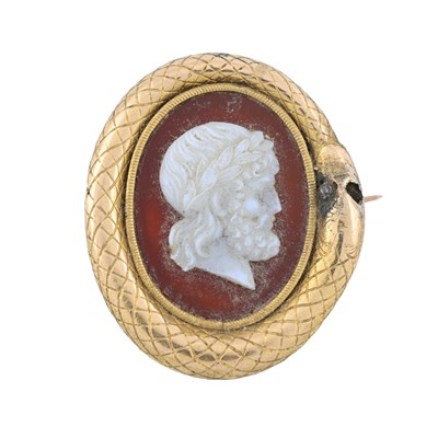 Lot 472 - A late Georgian 15ct gold agate cameo ouroboros brooch