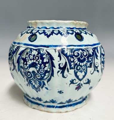 Lot 132 - An late 18th/early 19th century blue and white...