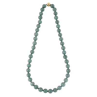 Lot 454 - An aventurine quartz bead necklace