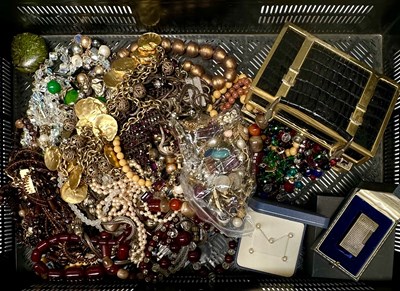 Lot 350 - A large quantity of costume jewellery