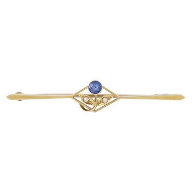 Lot 476 - An early 20th century gold sapphire and split pearl flower bar brooch
