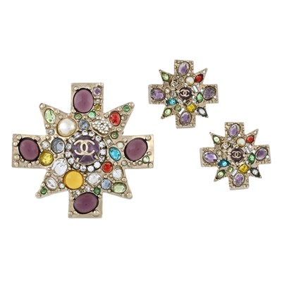 Lot 336 - Chanel, a Maltese Gripoix paste and imitation pearl cross brooch w/ matching clip-on earrings.