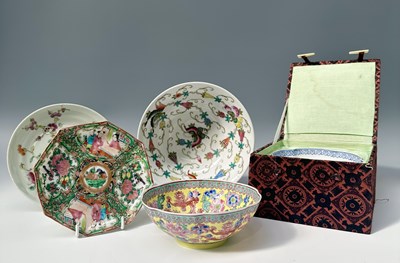Lot 195 - A collection of Chinese ceramics, to include:...
