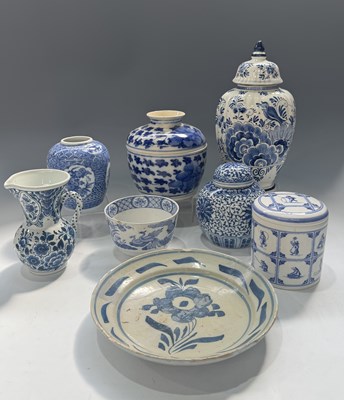 Lot 30 - A collection of blue and white ceramics,...