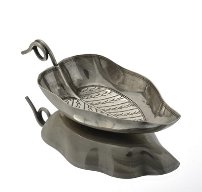 Lot 109 - A George III silver naturalistic caddy spoon,...