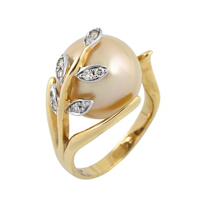Lot 22 - A South Sea cultured pearl and brilliant-cut diamond dress ring
