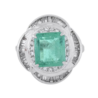 Lot 165 - An emerald, brilliant-cut and baguette-cut diamond cluster ring