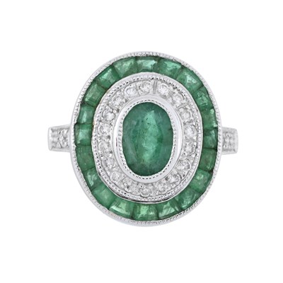 Lot 177 - An emerald and brilliant-cut diamond cluster ring