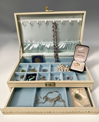 Lot 338 - A jewellery box containing costume jewellery...