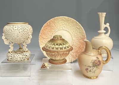 Lot 191 - A collection of Worcester porcelain including:...