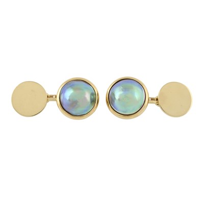 Lot 174 - A pair of mabe pearl cufflinks