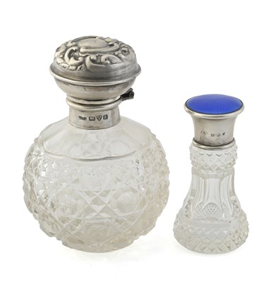 Lot 318 - A George V silver-topped scent bottle, sponsor'...