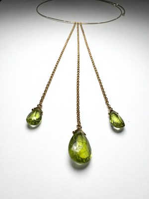 Lot 451 - An 18ct gold peridot choker necklace,...