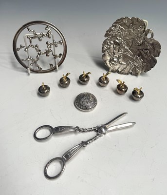 Lot 533 - A mixed group of metalwares, to include an...