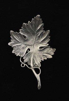 Lot 124 - A Victorian silver naturalistic caddy spoon,...