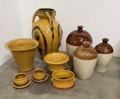 Lot 850 - A collection of glazed Whichford pottery to...