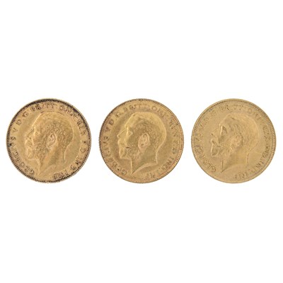 Lot 512 - Three pre-WWI gold half sovereigns, George V,...
