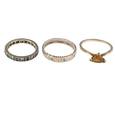 Lot 530 - Three 9ct gold rings
