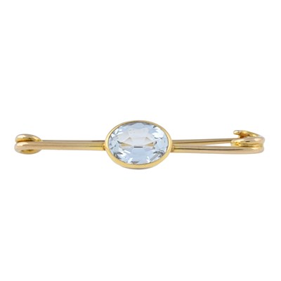 Lot 17 - An early 20th century 9ct gold aquamarine bar brooch