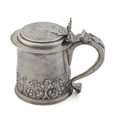 Lot 315 - A Charles II silver tankard, by Francis...