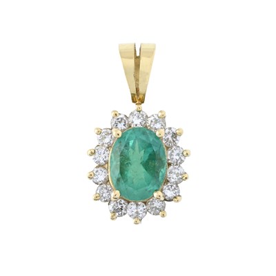 Lot 155 - An emerald and brilliant-cut diamond cluster pendant