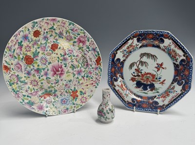 Lot 193 - A collection of Chinese porcelain to include:...