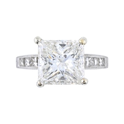Lot 172 - A princess-cut single-stone diamond ring