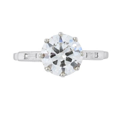 Lot 26 - A brilliant-cut diamond single stone ring, with baguette-cut diamond shoulder detail