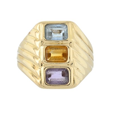 Lot 79 - A gem set signet ring