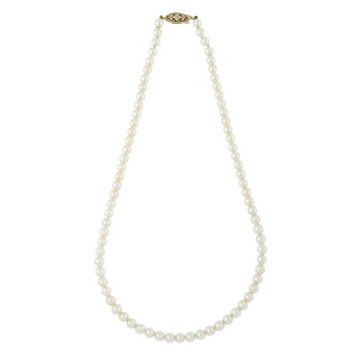 Lot 258 - A cultured pearl single strand necklace with 9ct gold clasp