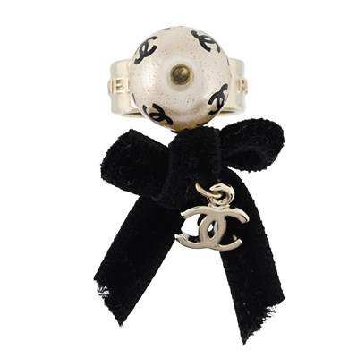 Lot 342 - Chanel, a gold-plated CC logo ring.