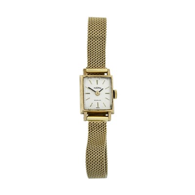 Lot 256 - A 9ct gold lady's Roamer wristwatch