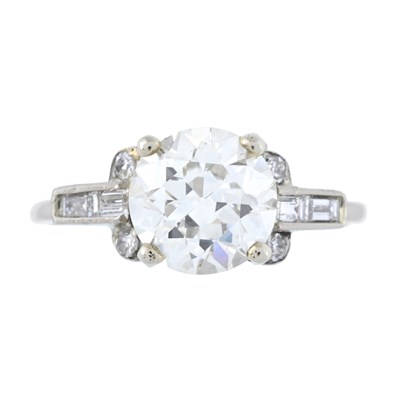 Lot 175 - A mid 20th century transitional-cut diamond single stone ring, with diamond shoulders