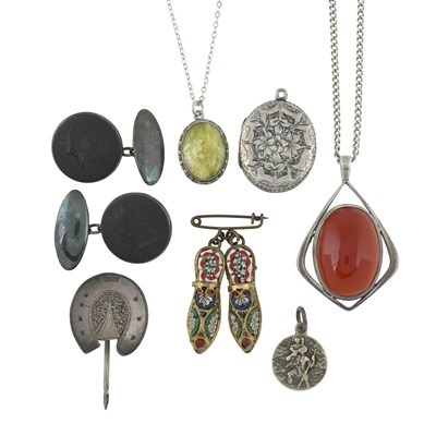 Lot 252 - A selection of silver and white metal jewellery