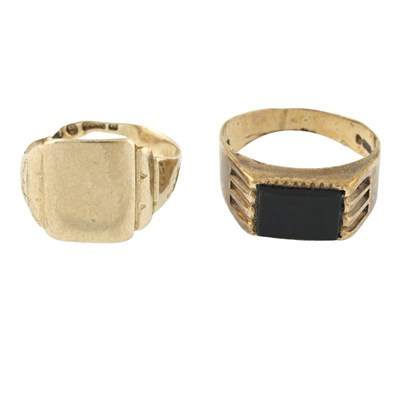Lot 261 - A 9ct gold signet ring and a 9ct gold onyx signet ring