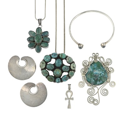 Lot 324 - A selection of silver and white metal jewellery