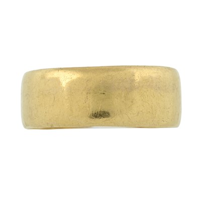 Lot 282 - An Edwardian 22ct gold band ring