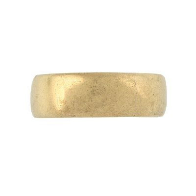 Lot 231 - An Edwardian 22ct gold band ring