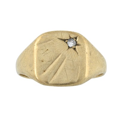 Lot 264 - A 9ct gold cubic zirconia signet ring