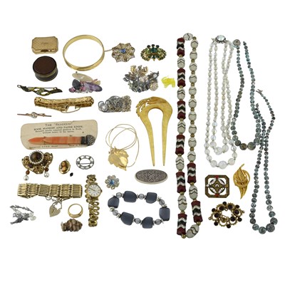 Lot 312 - A selection of costume jewellery and accessories