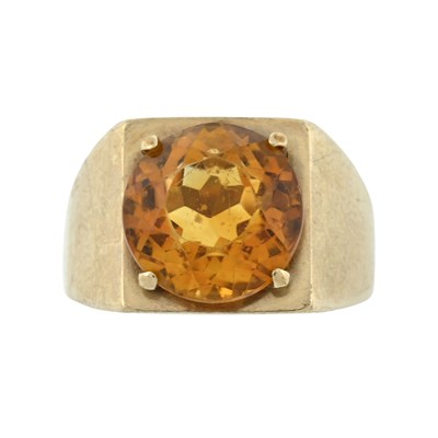 Lot 260 - A 9ct gold citrine single stone ring