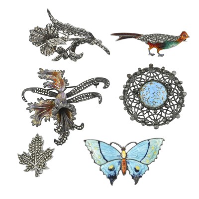 Lot 279 - A selection of mostly marcasite and enamel brooches (6)