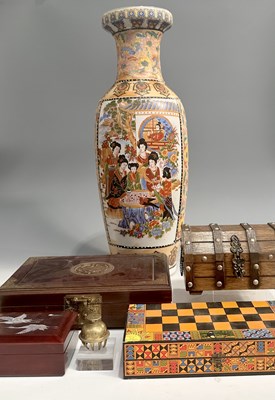 Lot 36 - Various collectable items including: a large...
