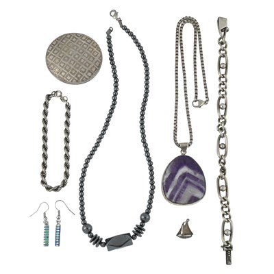 Lot 325 - A selection of silver and white metal jewellery