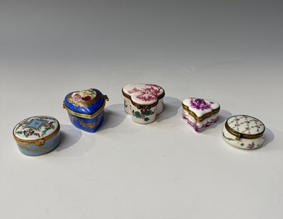 Lot 106 - A collection of hinged porcelain boxes,...