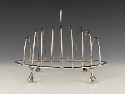 Lot 15 - A George III silver nine-bar toast rack, the...