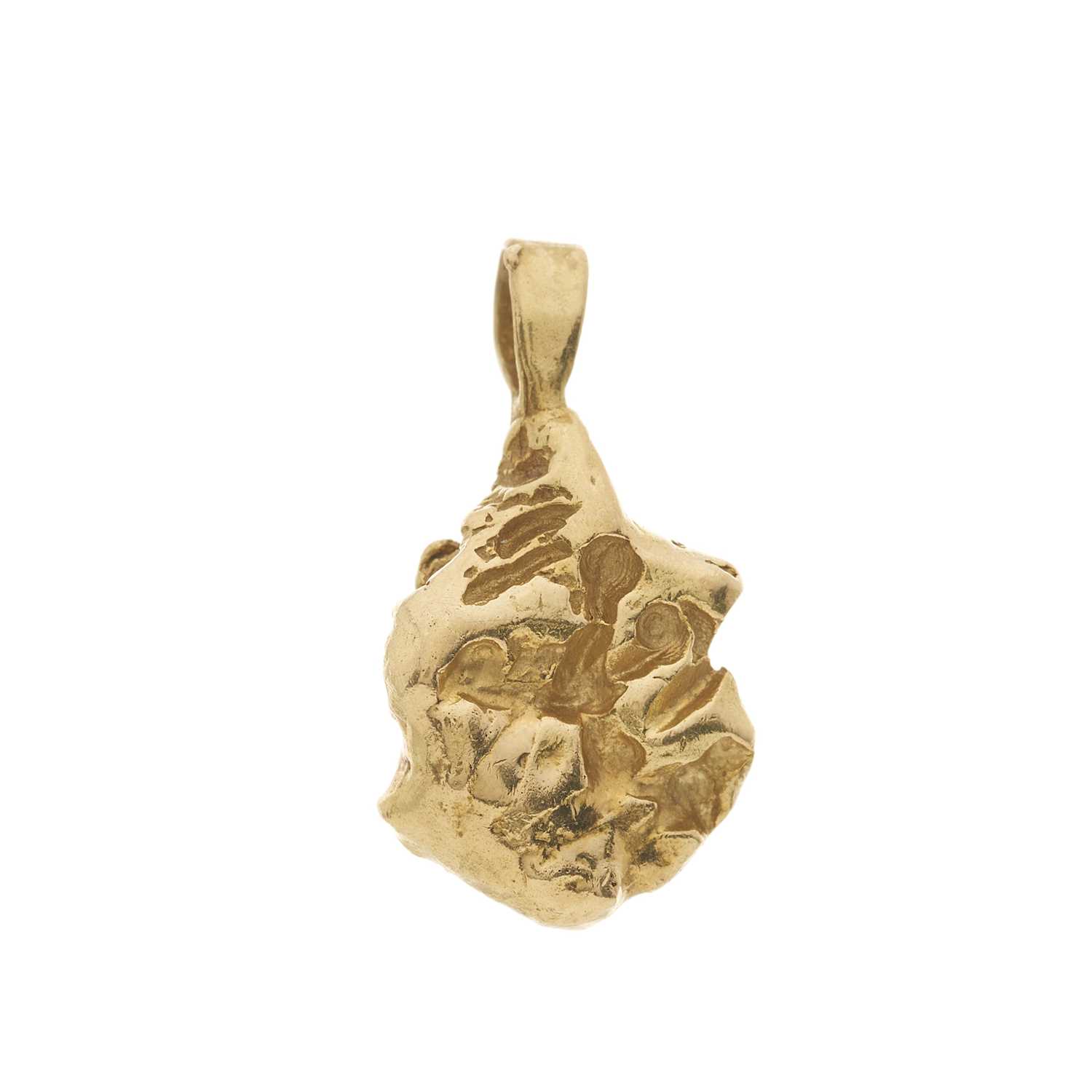 Lot 26 - An 18ct gold nugget pendant