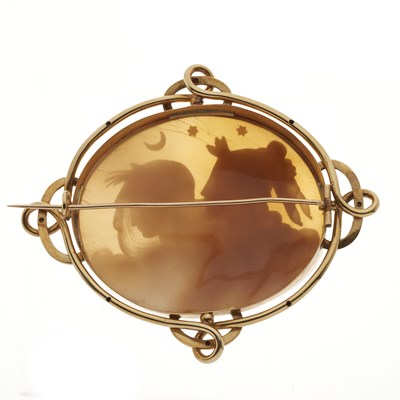 Lot 92 - A late Victorian 15ct gold shell cameo Day and Night brooch